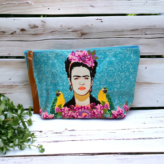 Frida Kohl on aqua